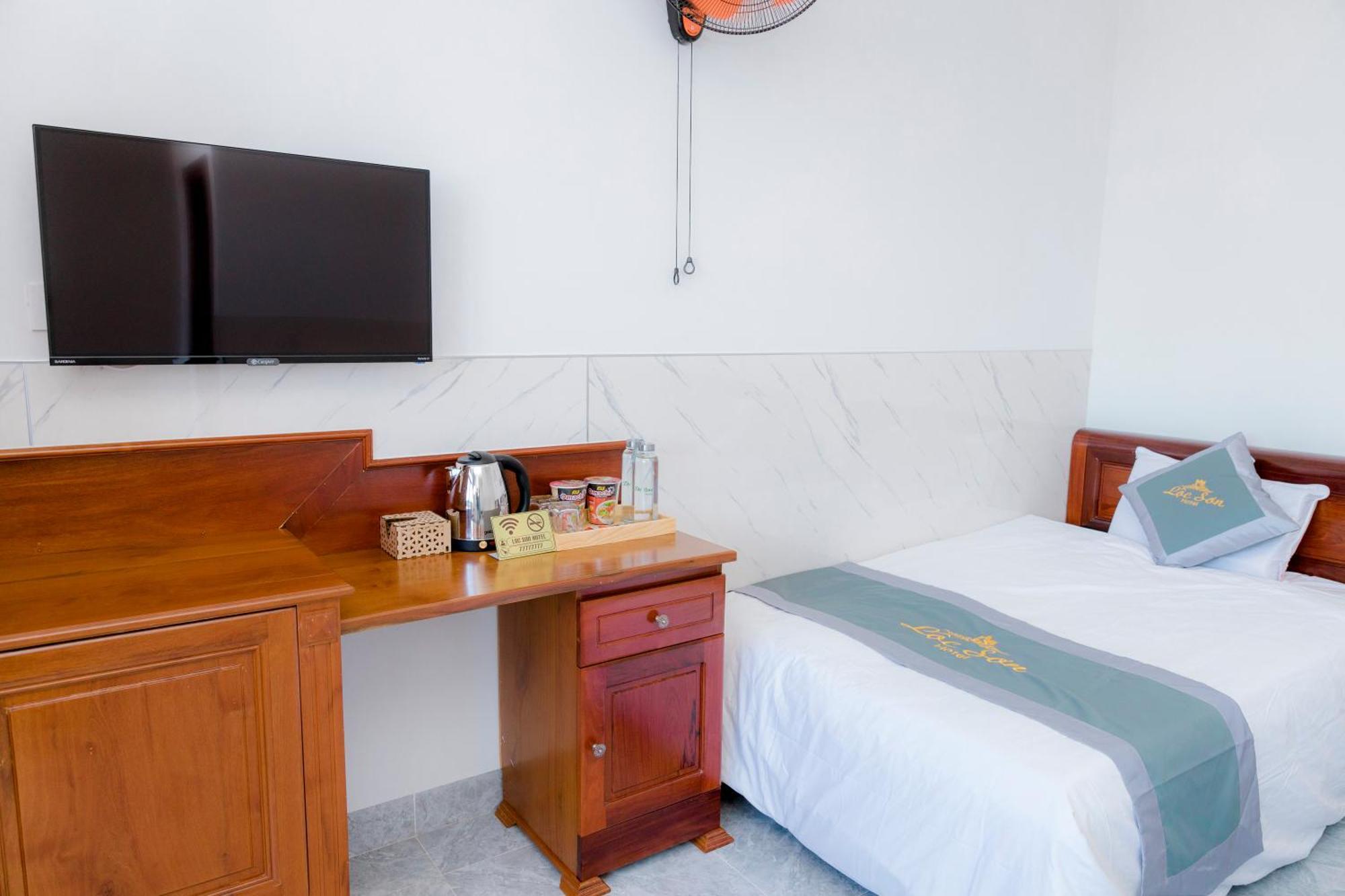 Loc Son Hotel Buon Ma Thuot Exterior photo